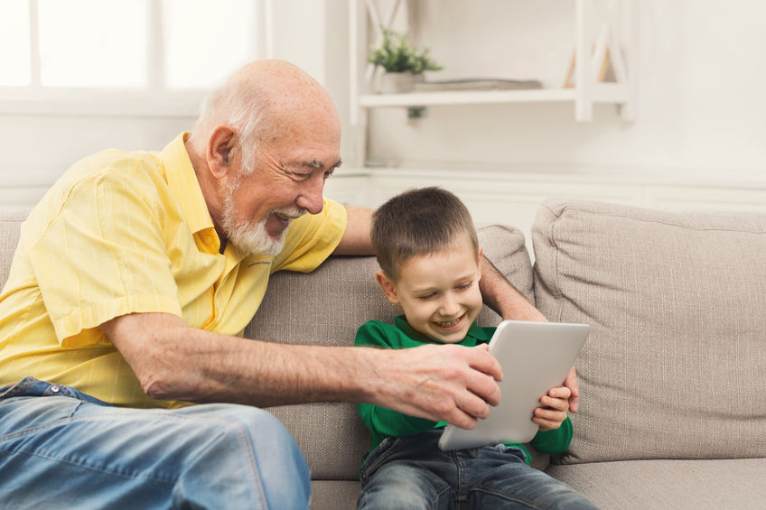 Großvater mit Enkel und Tablet